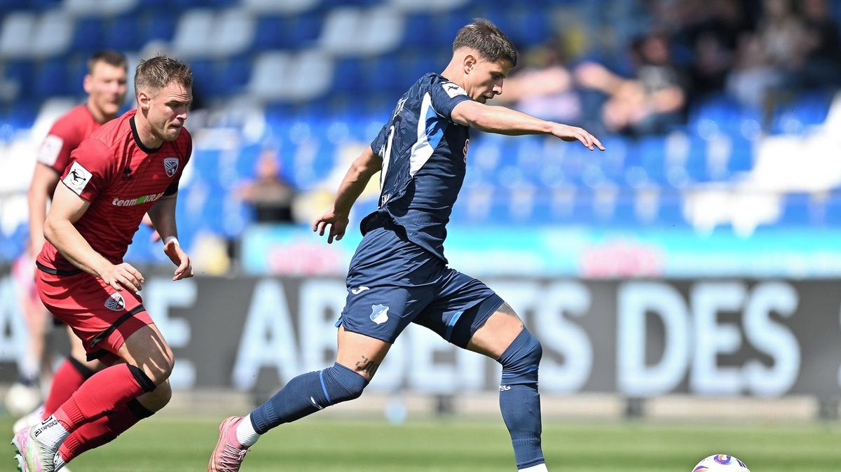 Hložek po čtyřech měsících nastoupil. Po půlhodině střídal