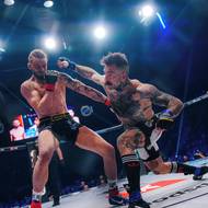 Český šampion v boxu bez rukavic Josef Hála (vpravo) v souboji s Tomášem Mudrochem.