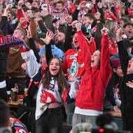 Fanoušci slaví na Pernštýnském náměstí v Pardubicích