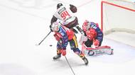 HOKEJ ONLINE: Videomomenty. Rozhodující bitva o finále. Pardubice v úvodu podržela tyč, Pešán pozměnil sestavu
