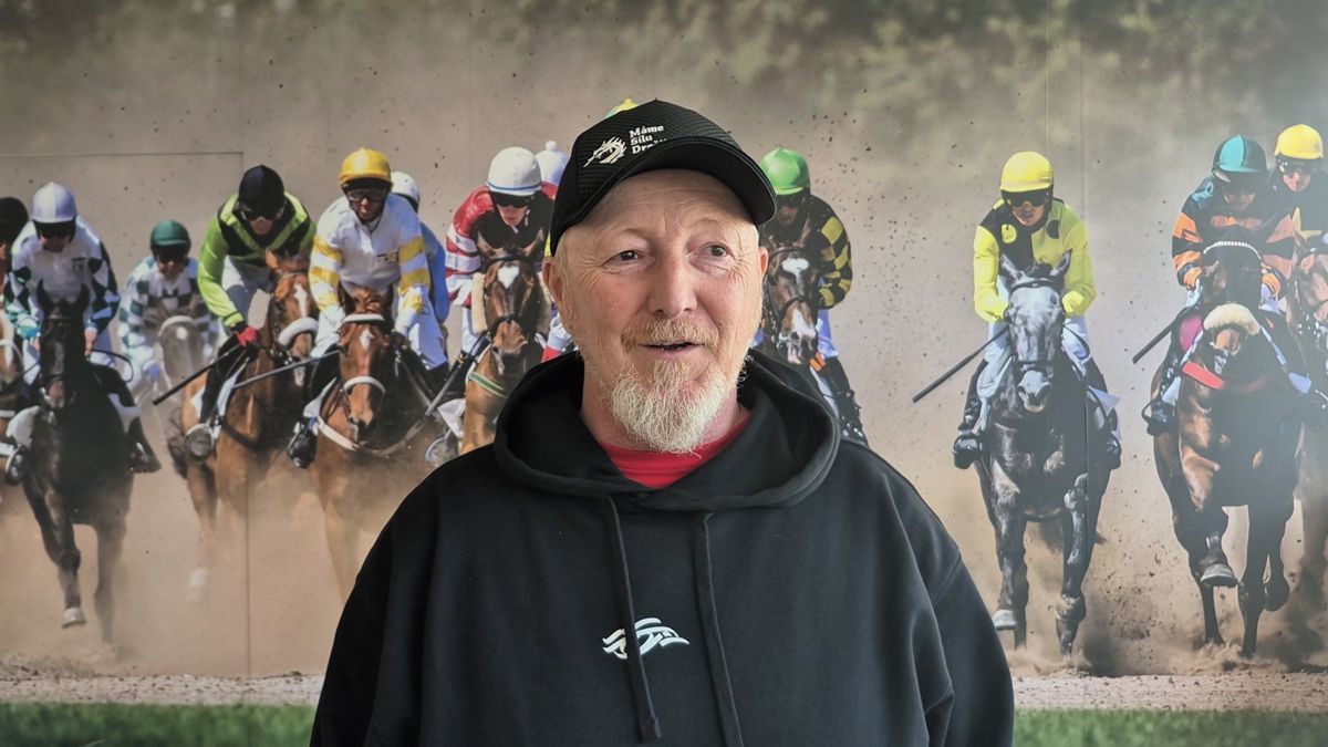 Mezi mantinely a překážkami. Fotograf Ocelářů v Pardubicích fotil hokej i dostihy v jeden den