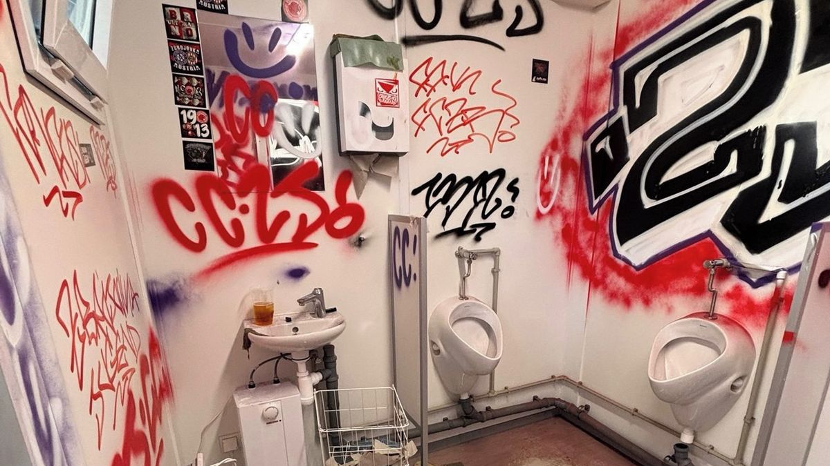 Poničené záchody i konflikt s policií. Fanoušci Zbrojovky řádili v Opavě, klub se omluvil