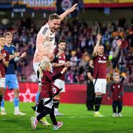 Jan Kuchta ze Sparty s dcerou děkuje fanouškům po utkání s Jabloncem.