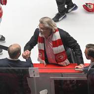  Uprostřed prezident klubu HC Oceláři Třinec Ján Moder se zdraví s trenéry po šestém finálovém duelu.