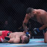 Carlos Ulberg ukončuje zápas s Jiřím Procházkou na KO.