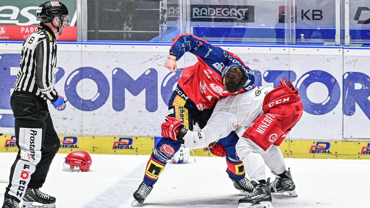 Pěsti a krvavá louže, koncovka druhého finále se vyostřila. Stránský: Oba týmy si měří pinďoury