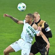 Zleva Kahuan Vinícius z Karviné a Michal Frydrych z Ostravy. 