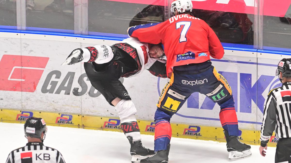 Bitka a hozená láhev. V Pardubicích se jiskří, emoce spustil i neuznaný gól