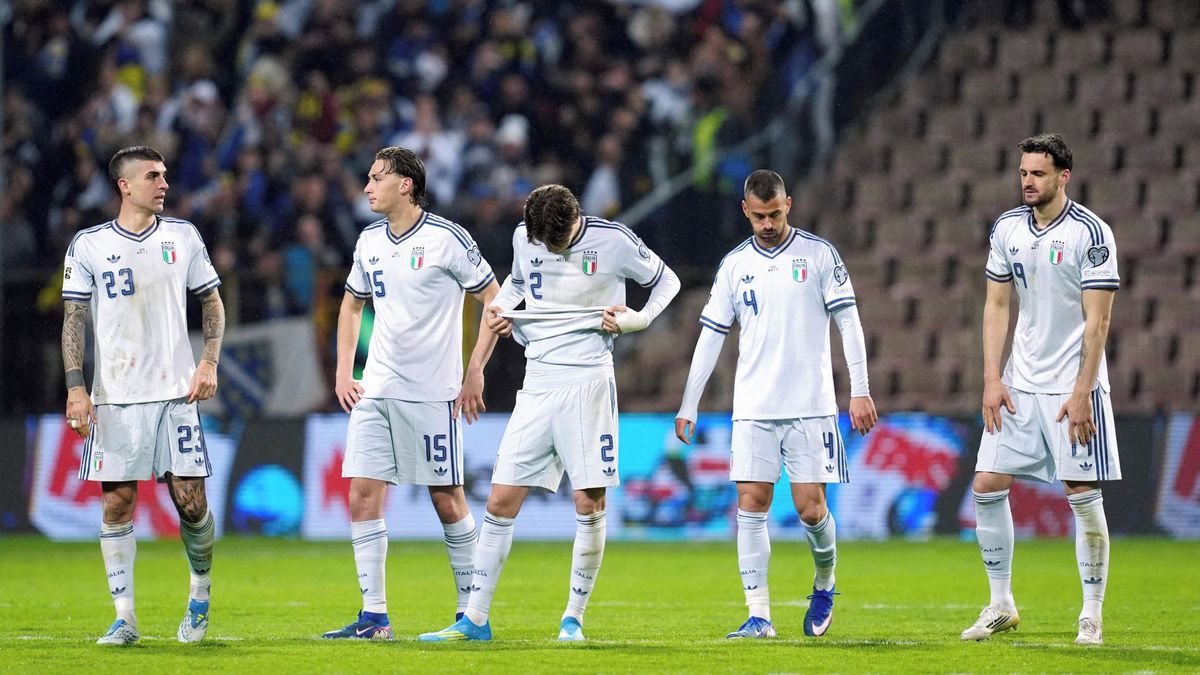 Slzy a dlouhá fronta. Italové po ostudě odevzdávali dresy, fasovali jiné