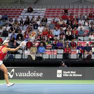 Belinda Bencicová před diváky ve švýcarském Bielu. Na první zápas jich moc nedorazilo. 