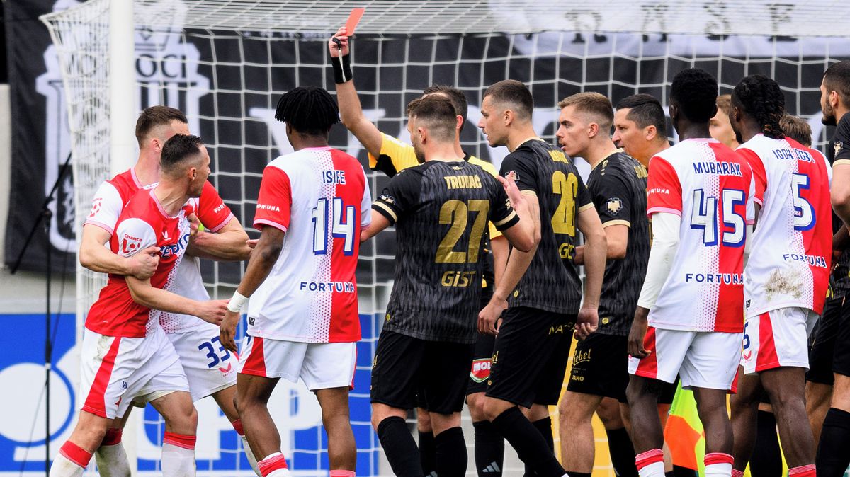 Bláznivý závěr v Hradci: Červená, penalta a běsnění Bořila. Nesmyslná rozhodnutí, zlobil se Trpišovský
