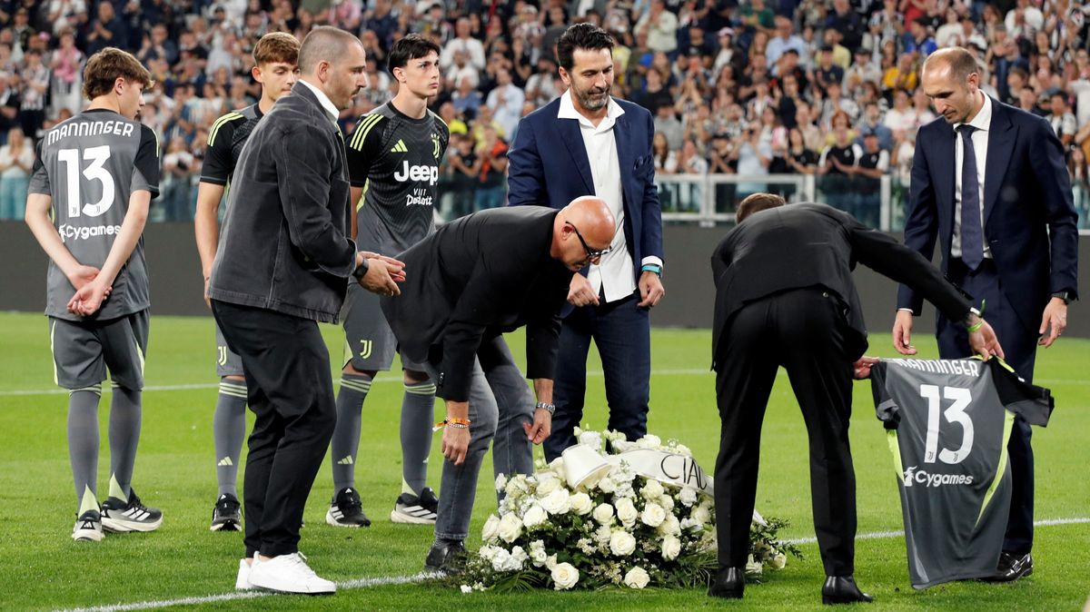 Ciao Alex! Bílé květy, slzy, aplaus. Buffon a další legendy si s ultras připomněli zahynuvšího brankáře