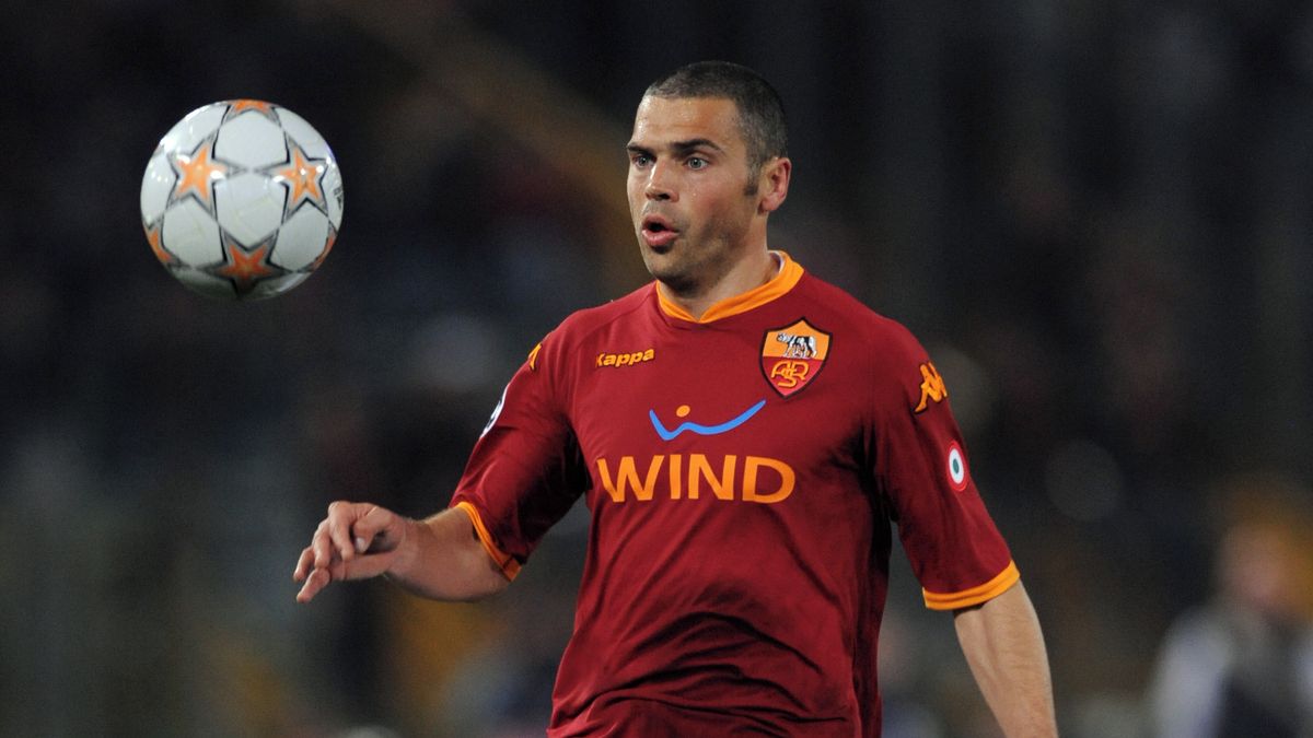 Válel za AS Řím, v Lize mistrů stál proti Realu. Teď italský obránce jezdí pro Uber