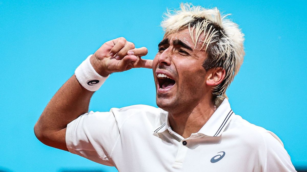 Skandál. Vypadni, řvalo běsnící publikum na tenistu