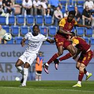 Gigli Ndefe ze Slovácka čelí obraně Dukly.