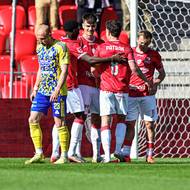 Hráči Pardubic slaví gól.