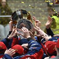 Pohár v rukou pardubických hokejistů