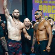 Jiří Procházka a Carlos Ulberg během ceremoniálního vážení.