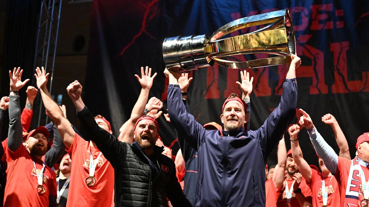 Noční euforie. Fanoušci na pardubickém náměstí vítali hokejové mistry