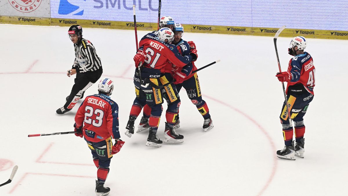 HOKEJ ONLINE: Videomomenty. Mandát posílá Dynamo zpátky do vedení! Kacetl si puk sám shodil do sítě