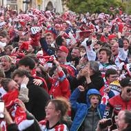 Nadšený dav Pernštýnském náměstí v Pardubicích