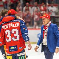  Zleva Jan Košťálek a majitel majitel HC Dynamo Pardubice Petr Dědek  bezprostředně po zisku titulu.