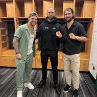 Jiří Procházka po boku českých hokejových hvězd Davida Pastrňáka a Pavla Zachy.