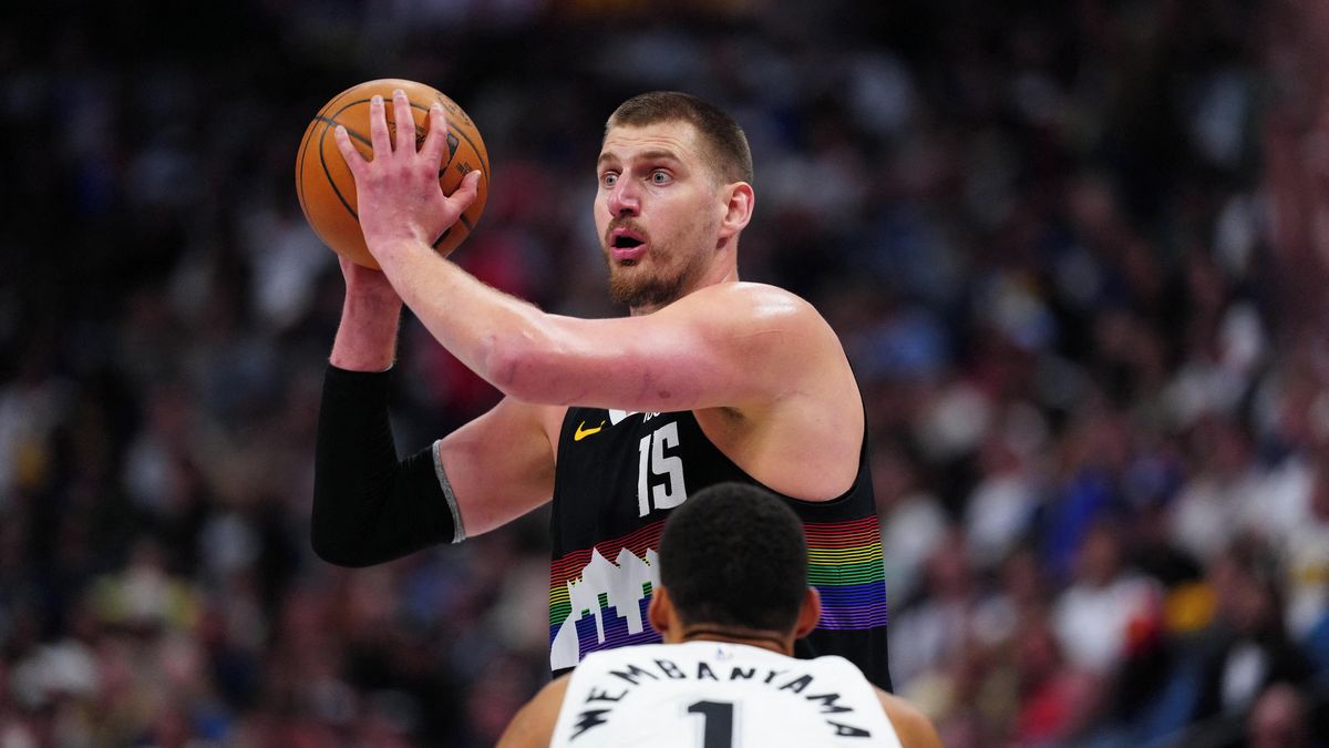Denver zdolal Spurs v prodloužení, zářil Jokič s Wembanyamou