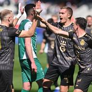 Oslava hradeckých fanoušků po vstřelené brance do sítě Bohemky