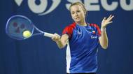 TENIS ONLINE: Dojatá Strýcová prožívá velkou premiéru, Češky čelí Švýcarkám. Bouzková na úvod v problémech