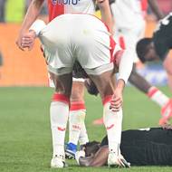 Tomáš Chorý ze Slavie se slinou u úst se sklání nad plzeňským Sampsonem Dwehem.