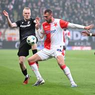 Tomáš Chorý ze Slavie v souboji s defenzivou Plzně. 