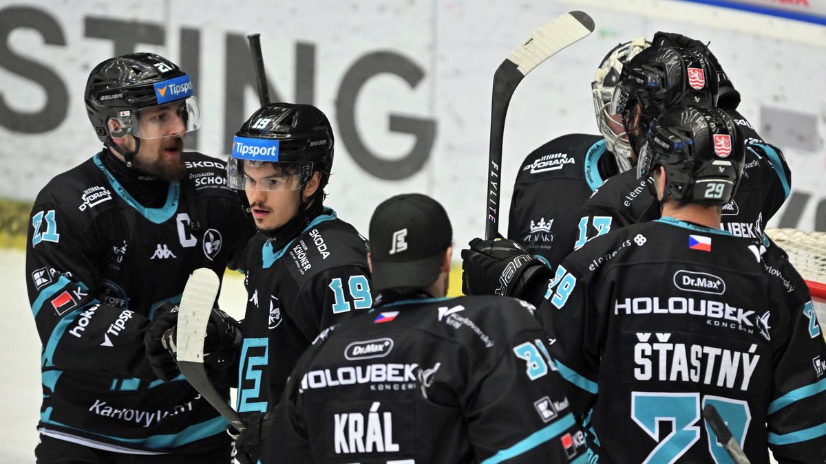 Euforie ve Varech. Hokejisté v hospodě slavili pardubický postup