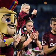 Jan Kuchta ze Sparty s dcerou děkuje fanouškům po utkání s Jabloncem.