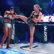 Lucia Szabová (vpravo) v souboji s Leidiane Fernandesovou.