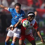 Daniel Holzer z Baníku a slávista David Moses v tvrdém souboji