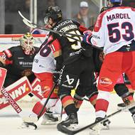 Skrumáž před německým brankářem Leonem Hungereckerem