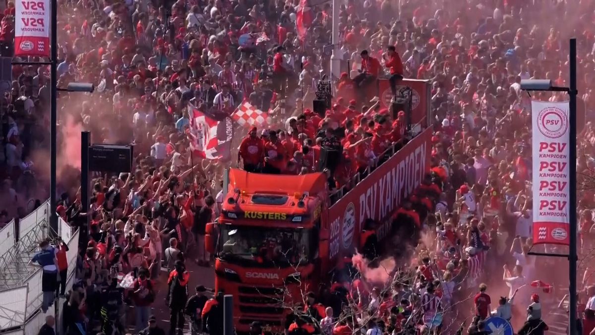 Kovář v centru euforie. Hráči PSV slavili titul na otevřeném voze mezi fanoušky