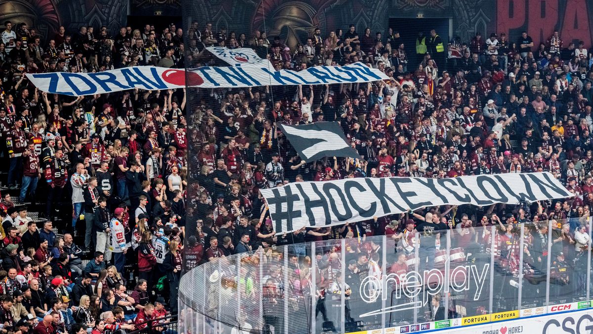 Sparťanští fanoušci Dědka nešetří: opět vulgární pokřik, do toho i hokejoví klauni z Pardubic
