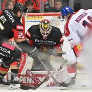 Před hostující brankou se snaží prosadit Dominik Kubalík. 