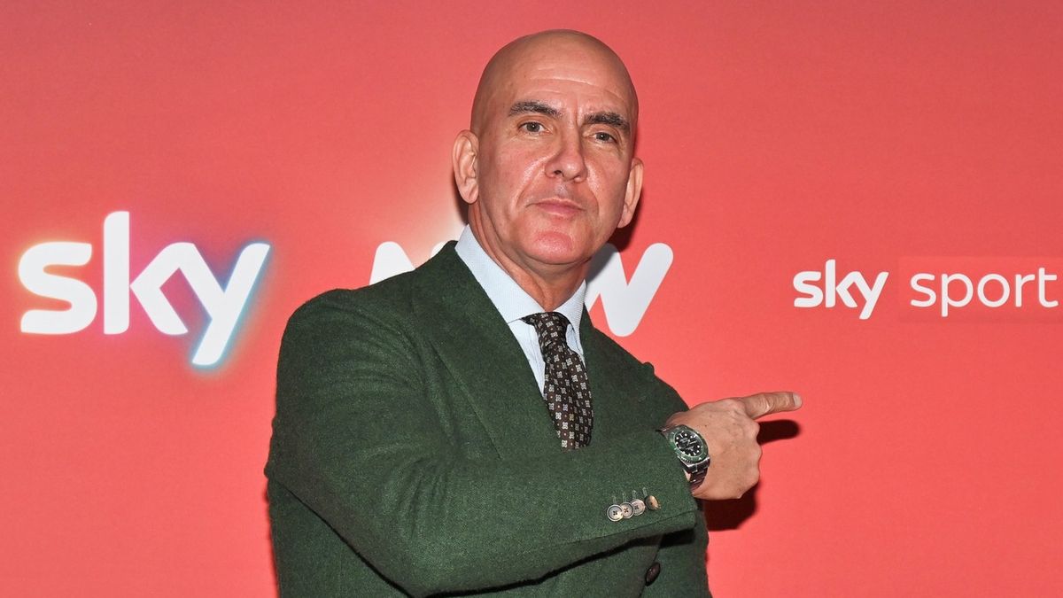 Bizarní moment! Kultovní postava Premier League tloukla ve studiu zoufale hlavou o stůl, dostala kapesník na krev