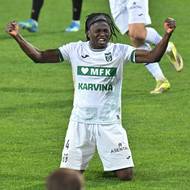 Aboubacar Traoré z Karviné se raduje z vítězství.