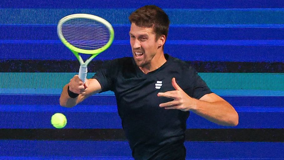 Divočina na kurtu. Tenista chtěl vylískat fanouška, rozhodčí spěchal do akce