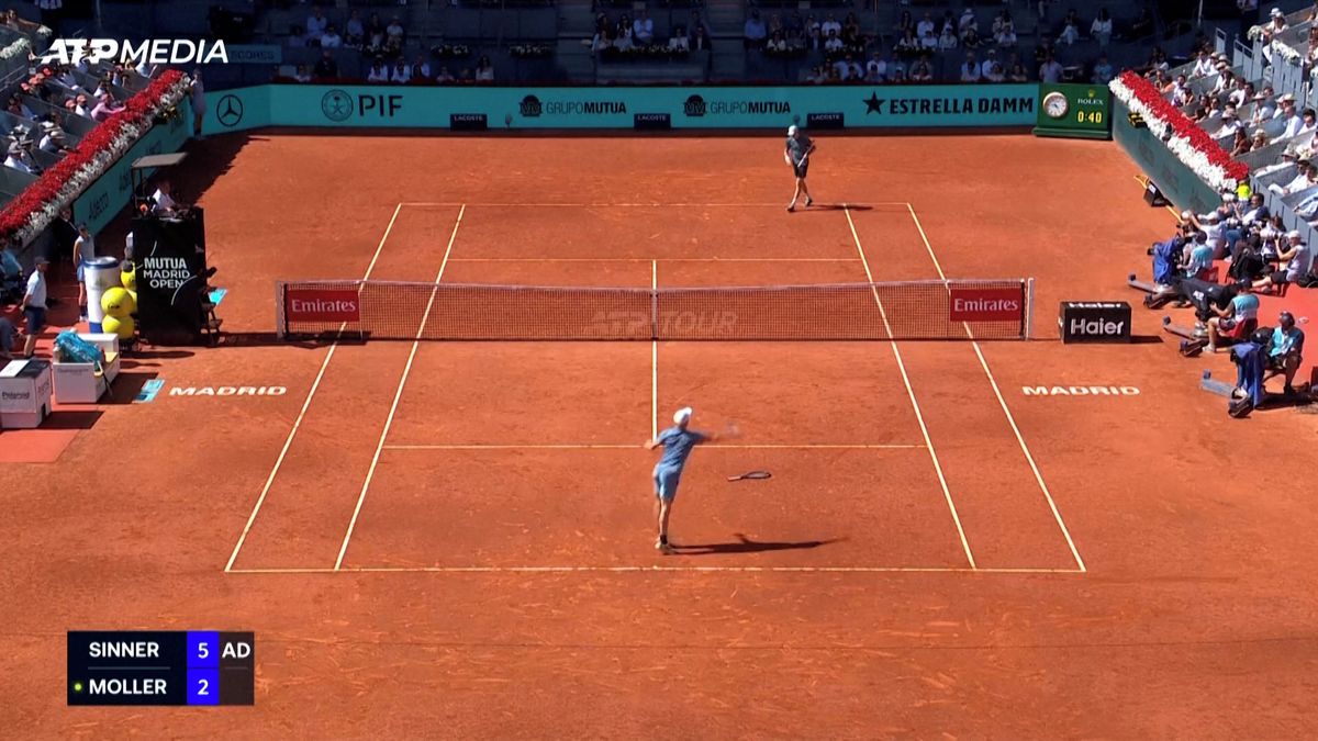 Upustil raketu a zahrál míček rukou. Bizarní moment ozdobil zápas Sinnera v Madridu