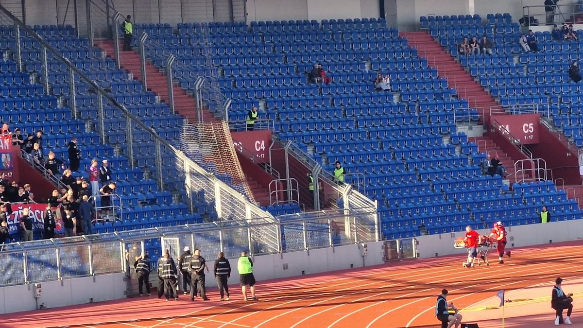 Hororový pád z tribuny do průchodu! Fanoušek Plzně už je mimo ohrožení života