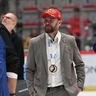 Hlavní trenér Pardubic Filip Pešán se zlatou medailí na krku