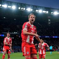 Kanonýr Bayernu Harry Kane oslavuje trefu z penalty proti PSG.