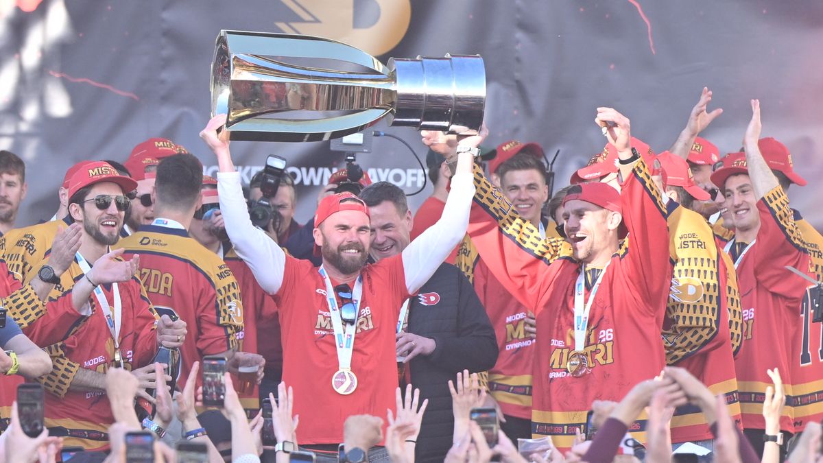 Stovky hokejových fanoušků přišly oslavit titul Dynama Pardubice