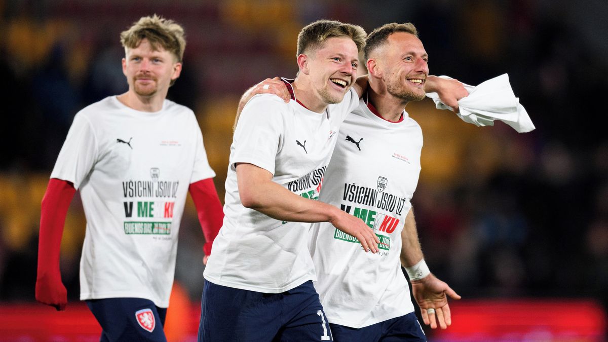 V kabině už teče pivo! Češi slaví vysněný postup na mistrovství světa