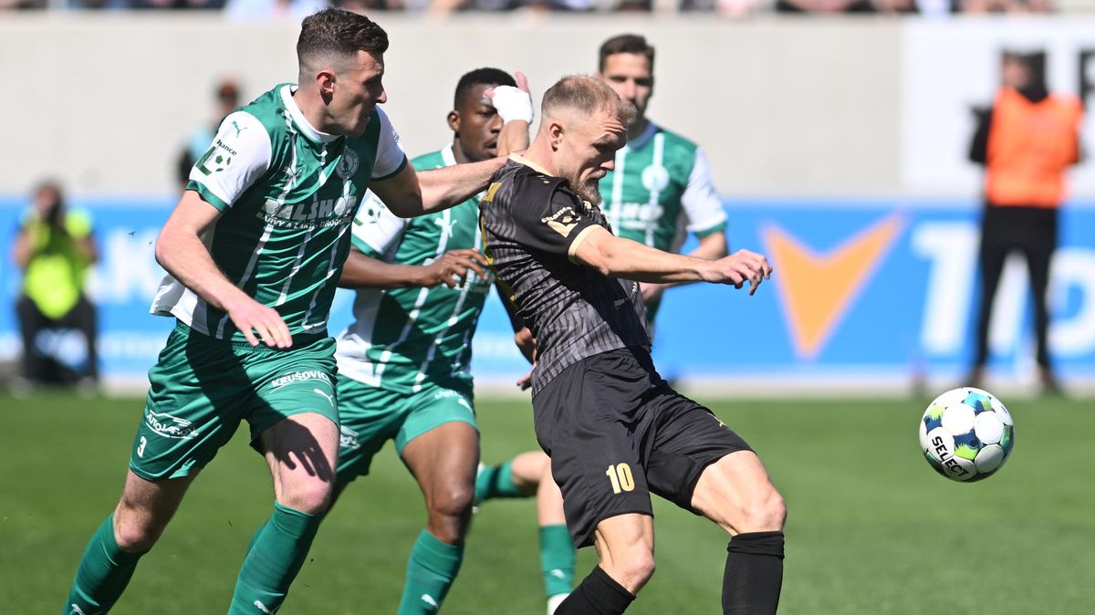 FOTBAL ONLINE: Hradec otevírá skóre! Slavia může v Ostravě udělat krok směrem k titulu, Sparta čeká Karvinou